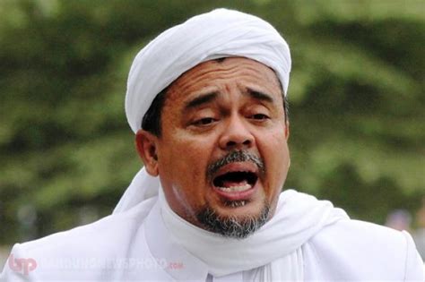 Foto habib husein (kanan) ayahanda habib rizieq. Habib Rizieq Tunda Kepulangan ke Indonesia - Industry.co.id