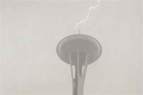 Lightning Strikes Seattles Space Needle During Snowstorm — Video Las