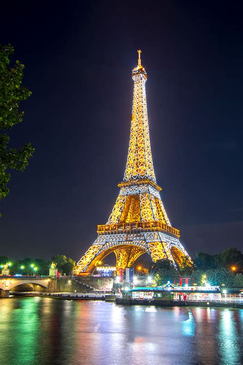 Maravillas Desde Mi Pantalla La Torre Eiffelun Icono De Altura Que