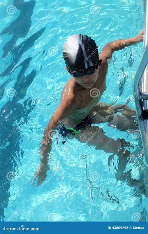 Nuotata Del Ragazzo In Stagno Con Acqua Trasparente Della Sfuocatura Immagine Stock Immagine