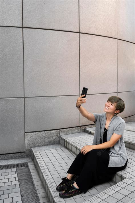 Joven Mujer Asiática Tomando Un Selfie Foto Gratis