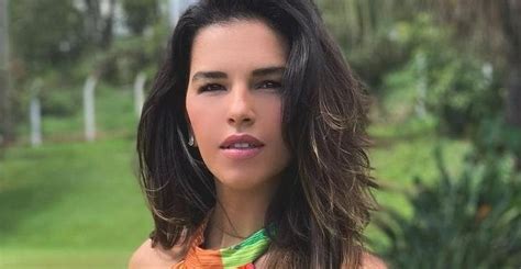 Mariana Rios Surge Deslumbrante De Biquíni Fininho Vermelho E Exibe