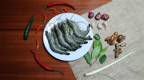 Jangan lupa membelah punggungnya dan masukkan udang, lalu secara berurutan ikan dan cumi. MANGUT UDANG | CARA MEMBUAT MANGUT UDANG - YouTube