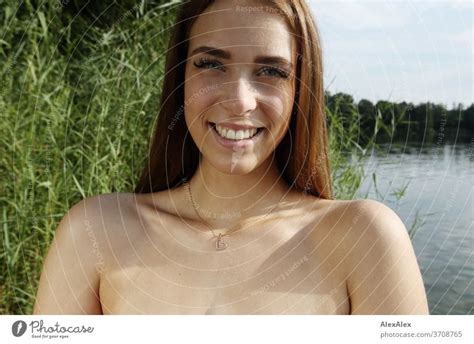 nahes portrait einer jungen frau mit in einem see vor schilf ein lizenzfreies stock foto von