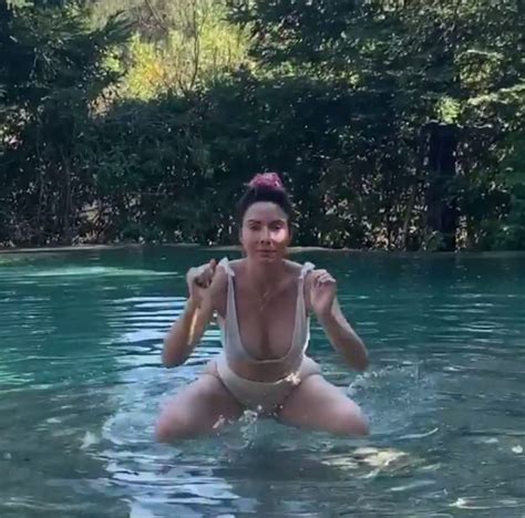 Whitney Cummings Smacked Her Wet Pussy On The Water Photos
