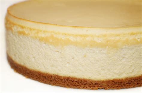 Mixer le fromage philadelphia vanille avec le thé matcha à l'aide d'un batteur. recette cheesecake mascarpone