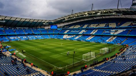 Manchester city are in a different class on the pitch but it's a different game, football, with the fans back inside the stadium. Manchester City legt 16-jarige Kluiverth vast ...