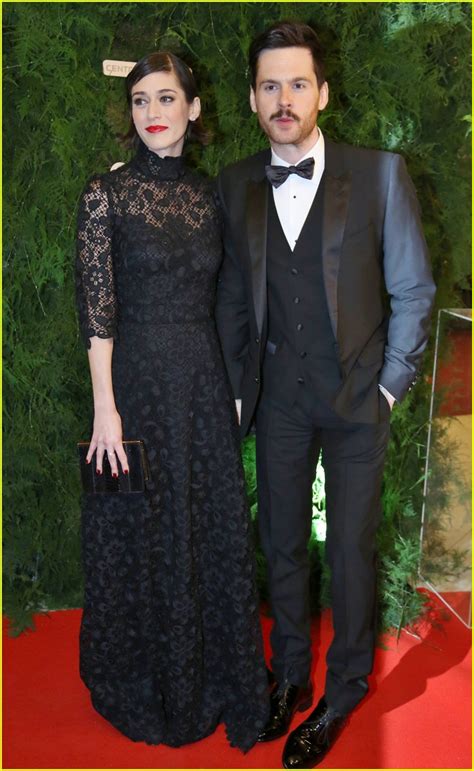 Lizzy Caplan And Tom Riley Are Married See A Wedding Photo Photo 3950195 Wedding Pictures