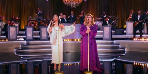 video ariana grande and kelly clarkson sing santa can t you hear me