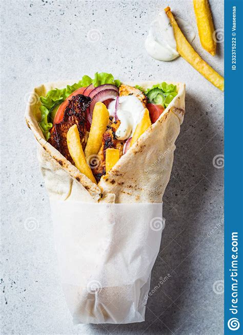 Gyros De Pollo Con Verduras Fritas Y Salsa Tzatziki Concepto De Comida