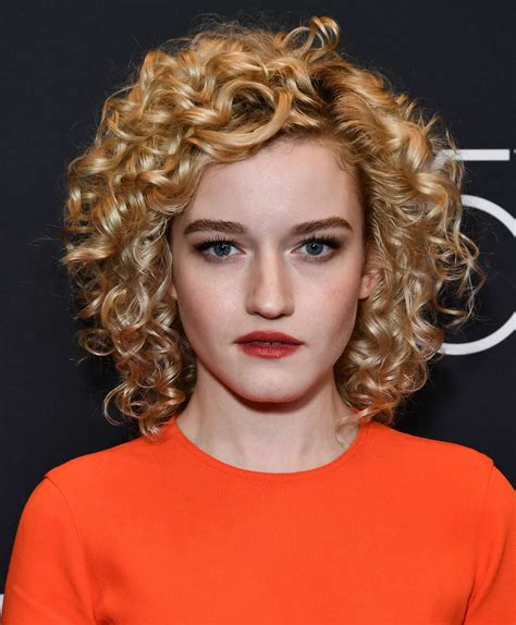 Julia Garner 2017 Hfpa And Instyle Golden Globe Season 08 Gotceleb