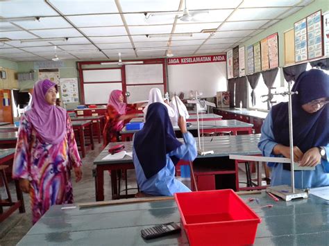 Tahun 1990 semasa mengajar fizik untuk berikan contoh bagaimana menjawab kertas 3, amali aku terpaksa buat soalan, buat eksperimen dan. Makmal Sains Sekolah: PRA AMALI FIZIK TINGKATAN 4 2014