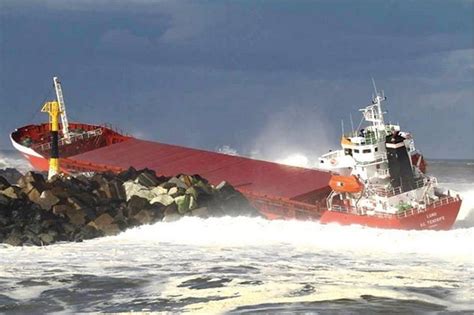 Cargo Ship Breaks Up Off France Images Great Lakes Ships Ship