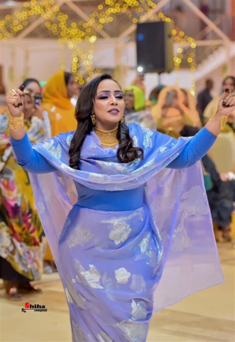 شاهد بالفيديو ظهرت سعيدة بحفاوة الاستقبال في جوبا الفنانة هدى عربي تقدم رقصات شعبية مع نساء