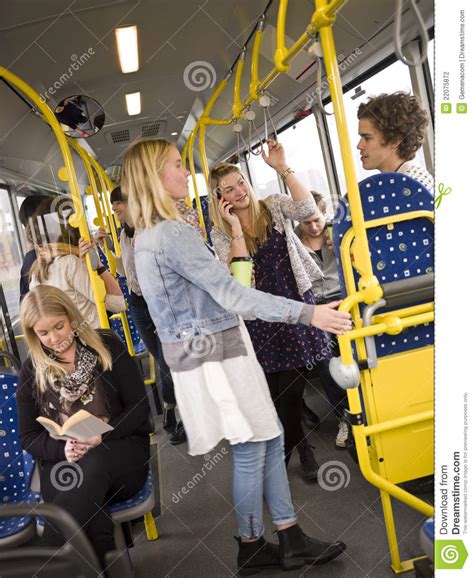 Les Gens Dans Un Bus Photo Stock Image Du Transport 22075872