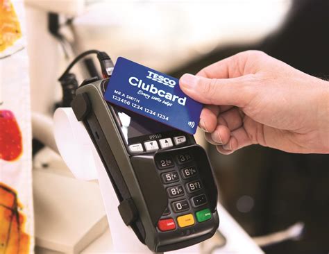 Přidejte se k nám a nakupujte výhodněji. Tesco pushes loyalty scheme with Clubcard credit card ...