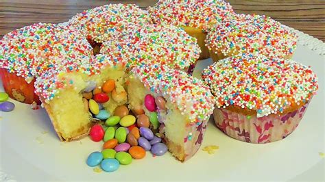 16 03 2017 regenbogenkuchen gefüllt mit smarties bei diesem geburtstagskuchen schlagen mädchenherzen hoch. Muffinki z niespodzianka,Smarties /Kasia ze slaska gotuje ...