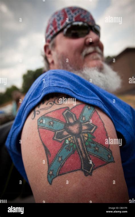 Ein Mann Zeigt Seine Konföderierten Flagge Tattoo Bei Den Sommerspielen