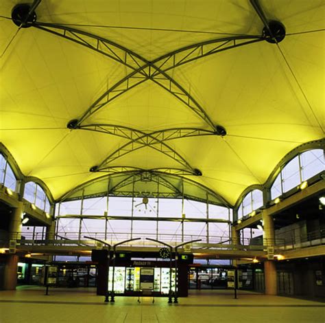 La gare de massy tgv accueille de plus en plus de trains et de voyageurs chaque année et les agences de location de voitures se sont implantées à proximité. COUVERTURE GARE MASSY TGV - VSO Chapiteaux