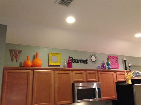 9 use the space above the cabinets to bring in pops of color. Pin by Tessli Wittsche on New House | Kitchen cabinets ...