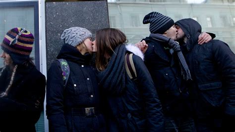 Orthodox Activists Attack Russian Kissing Protest Against Anti Gay Law Fox News
