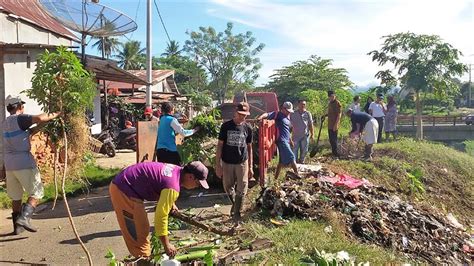 Gotong royong di sekolah wajib dilakukan agar pekerjaan dapat selesai dengan cepat dan bisa dinikmati oleh semua warga beberapa contoh kegiatan gotong royong di sekolah, di antaranya memperindah lingkungan sekolah. Jumat Bersih, Pemkab Seluma ajak Warga Gotong-Royong ...