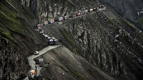 Así Es La Carretera Más Peligrosa Del Mundo Estrecha Sin Guardarraíl