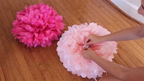 Bunga kertas (paper flower) merupakan alternatif dekorasi yang patut kalian gunakan karena bunga satu ini cukup mudah dibuat dan memiliki harga yang terjangkau. Cara Membuat Bunga dari Kertas yang Mudah Dibuat di Rumah ...