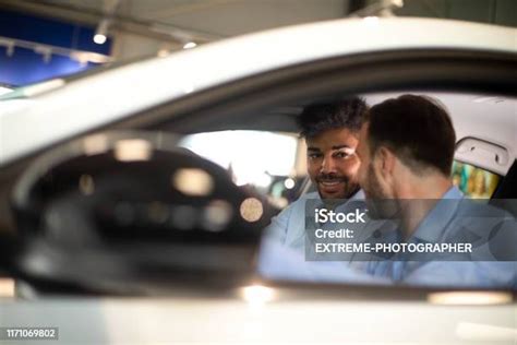 yeni bir araba galerisinde birlikte bir arabada oturan iki adam stok fotoğraflar and araba