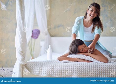 享受按摩的女同性恋 库存照片 图片 包括有 关系 情感 是的 可爱 英俊 放松 关心 家庭