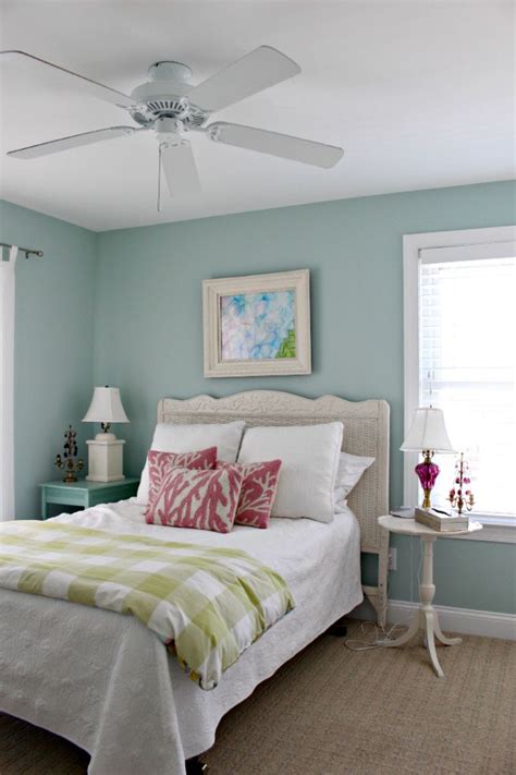 She loves browsing pinterest for new recipes and decorating ideas, and rearranging her many gallery walls. Easy Coastal & Beach Decorating Ideas | Beach cottage ...