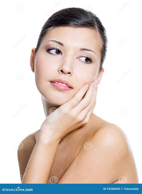 有新鲜的干净的皮肤的成人美丽的妇女 库存图片 图片 包括有 护肤 抚摸 查出 表面 女性 纵容 23568445