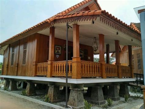 Rumah adat panggang pe juga dilengkapi untuk mengenali rumah adat limasan bukan dilihat dari jumlah penyangganya, seperti. 21+ Rumah Adat di Pulau Jawa (NAMA, GAMBAR, PENJELASAN)