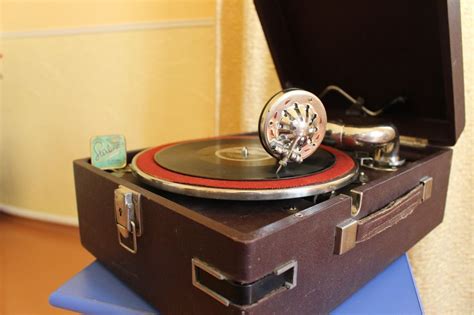 1930s Vintage Portable Wind Up Gramophone Phonograph Patephone Ussr