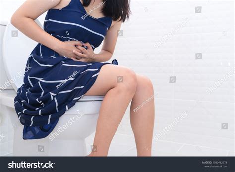 photo de stock femme assise aux toilettes avec diarrhée 1080482978 shutterstock