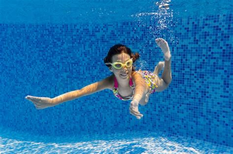 Dziecko Pływa W Basenie Pod Wodą Szczęśliwa Aktywna Dziewczyna Nurkuje I Bawi Się Pod Wodą
