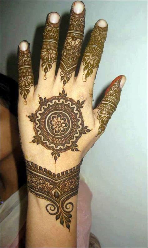 Lihat ide lainnya tentang henna tangan, henna, desain henna. 100 Gambar Henna Tangan yang Cantik dan Simple Beserta ...