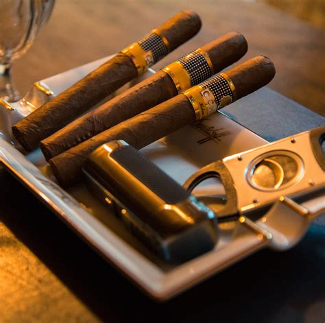 How To Smoke A Cigar Cigar Guide Lisardo Vivas