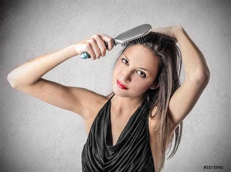 Mujer Cepillándose El Pelo Foto De Stock Crushpixel