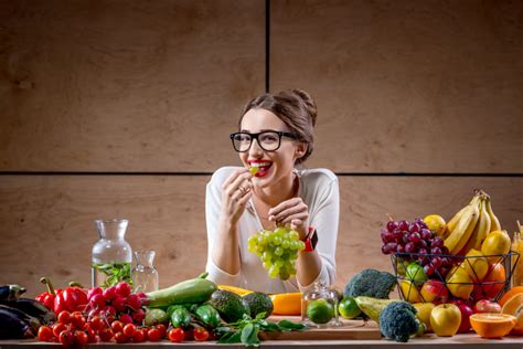 Your clean eating guide to incorporating more whole foods and reducing processed foods. Forget Counting Calories: 5 Benefits of Eating Fresh Food