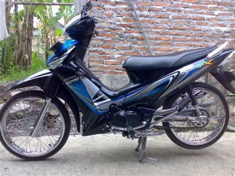 Apalagi jika sepeda motor hasil modifikasi yang kamu lakukan untuk kebutuhan kontes, tentunya. Supra X 125 Warna Biru Hitam