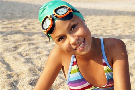 Fille De La Préadolescence Sur La Plage De Mer Image stock Image du