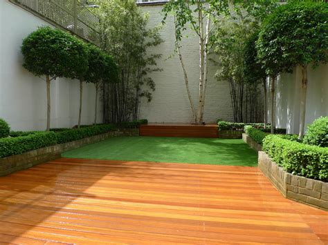 If you love gardening, but are feeling restricted on your space and have held up on making plans because of it garden pathway ideas. courtyard Archives - London Garden Blog | Small garden ...