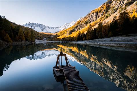 Le Lac De Lorceyrette Et Les Chalets De Lalp En Automne