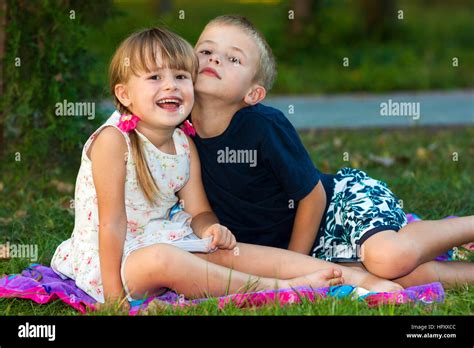 Porträt Von Zwei Kinder Junge Und Mädchen Bruder Und Schwester Zusammen Sitzen Auf Dem Rasen Im