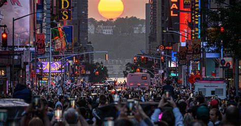 Quelque Chose Dunique Une Foule Immense à New York Pour Admirer Le