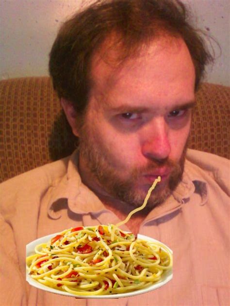 25 Fois Où Des Trolls Internet Ont Amélioré Des Selfies De Duckface En Ajoutant Du Spaghetti