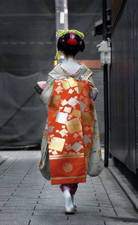 maiko with obi japanese silk sash on full display japanse kimono japanse kleding japanse