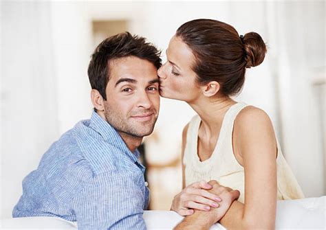 Pareja Beso Sofá Banco De Fotos E Imágenes De Stock Istock