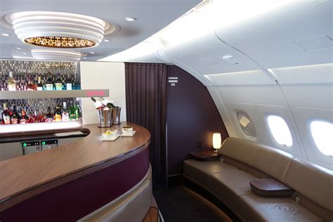 First class und business class fluggäste dürfen zwei handgepäckstücke mit einem höchstgewicht von insgesamt 15 kg (33 lb) mit sich führen. Review: Qatar Airways A380 First Class Doha to Paris ...